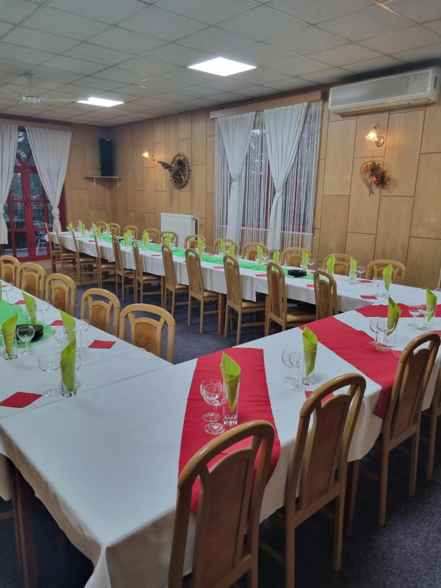 Hotel Studanka à Orlová Extérieur photo