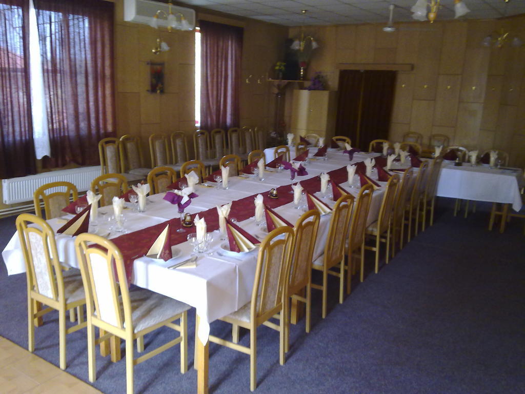 Hotel Studanka à Orlová Extérieur photo